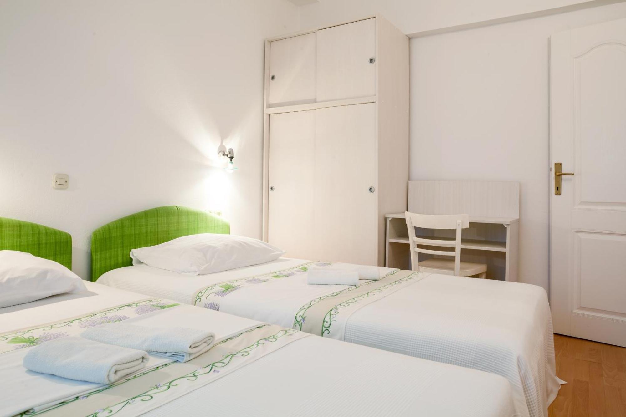 Apartments Leut 80M From The Sea Podgora Habitación foto