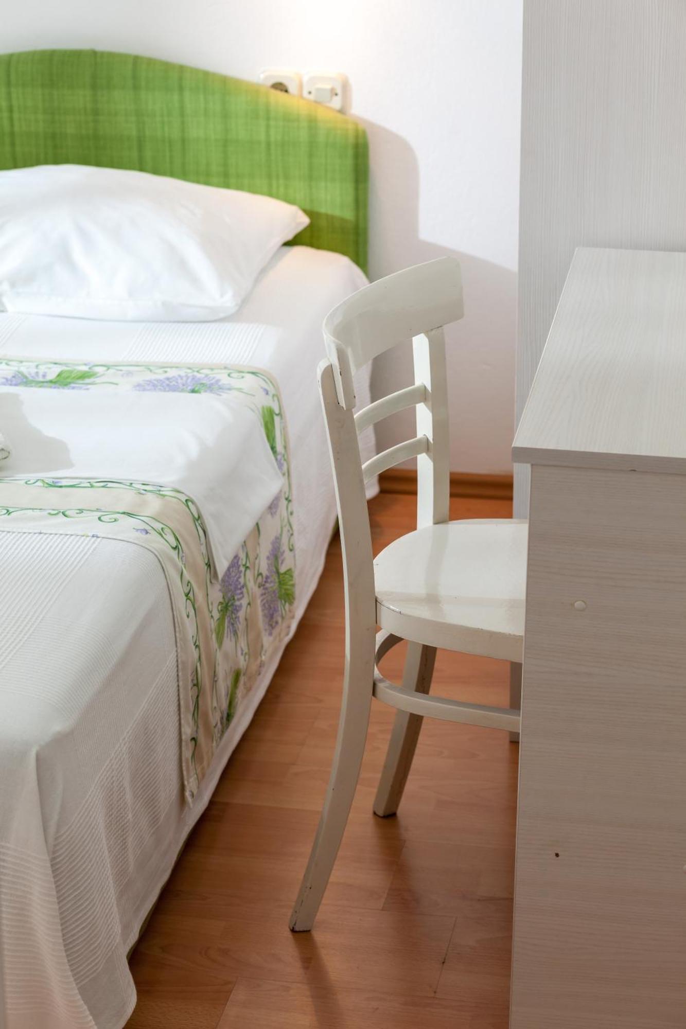 Apartments Leut 80M From The Sea Podgora Habitación foto
