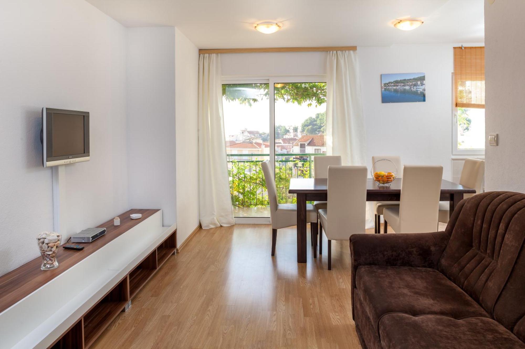 Apartments Leut 80M From The Sea Podgora Habitación foto